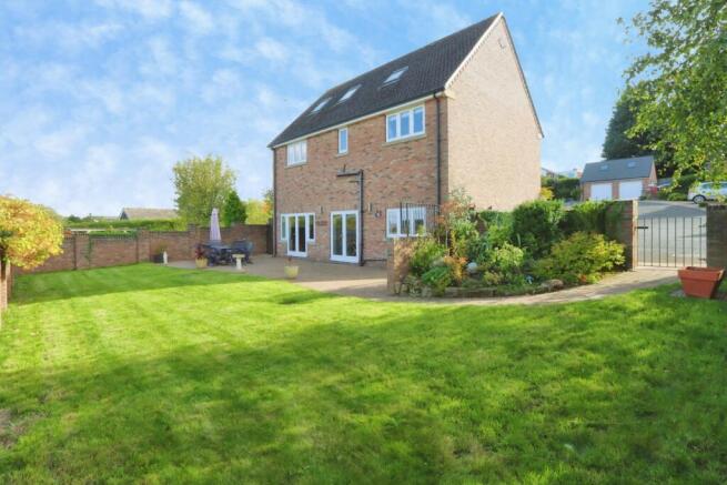 Gomersal Lane, DRONFIELD, Derbyshire, S18 photo 4