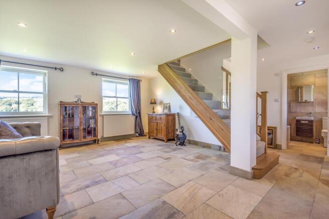 4 bed House to rent Image 4