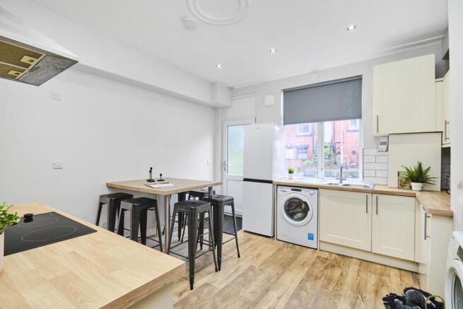 6 bed House to rent Image 4