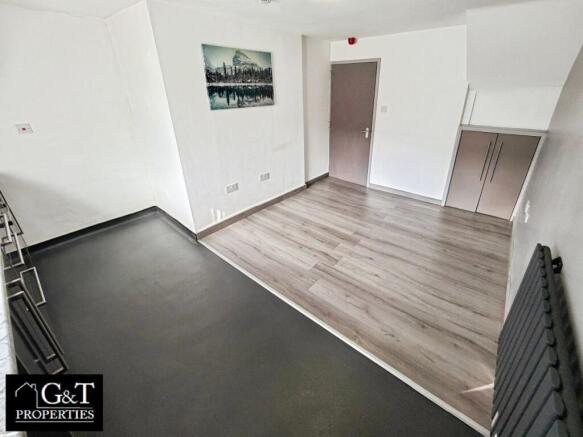 KITCHEN / LOUNGE