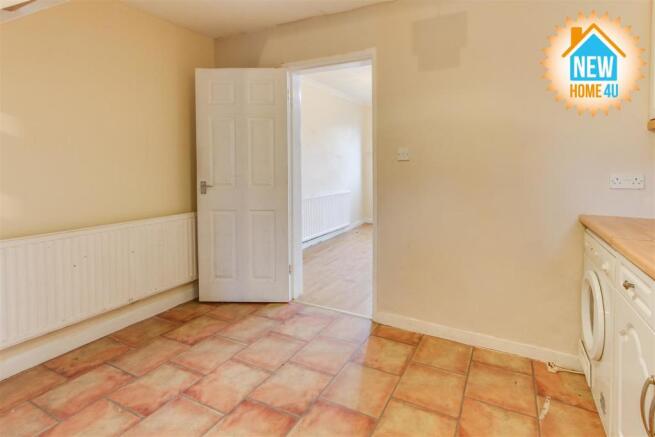 KITCHEN / BREAKFAST ROOM: