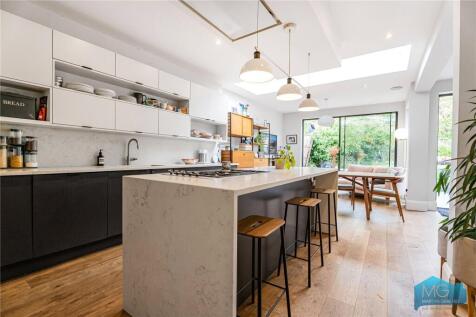 Wroxham Gardens, London, N11