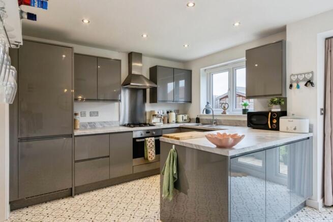 4 bed Detached for sale Image 7
