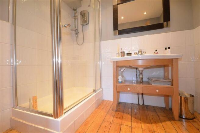 EN-SUITE SHOWER ROOM