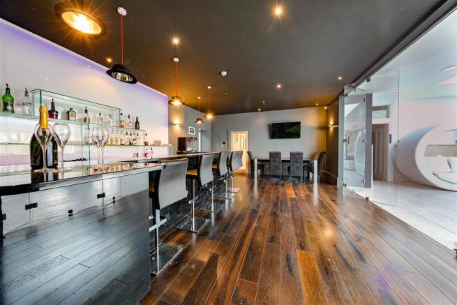 Bar / Informal Dining