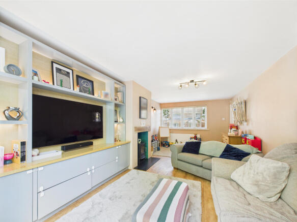 CAM02909G0-PR0400-STILL017