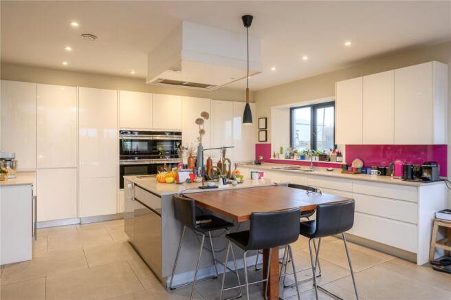 6 bed Detached for sale Image 4