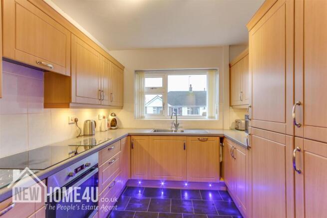 KITCHEN / BREAKFAST ROOM: