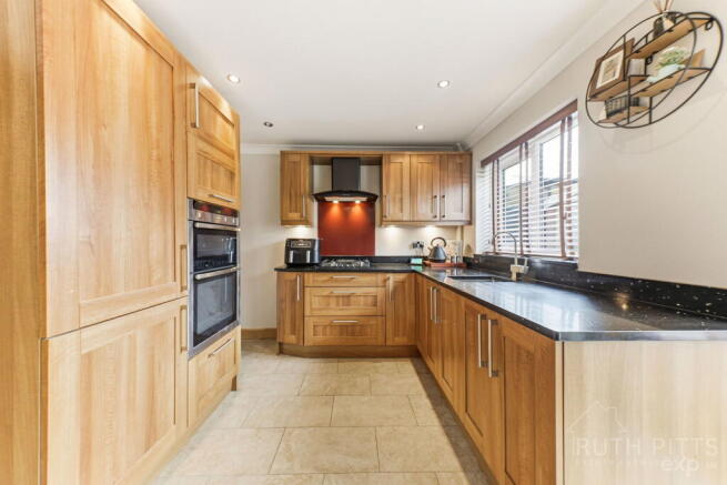 3 bed Semi-Detached for sale Image 7