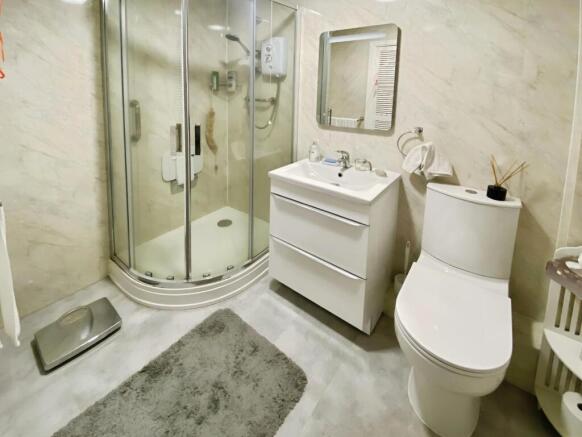 c3d1be8b-3 20the 20willows 20shower 20room.jpg