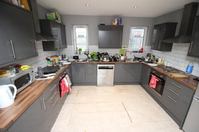 8 bed House Share to rent Image 4