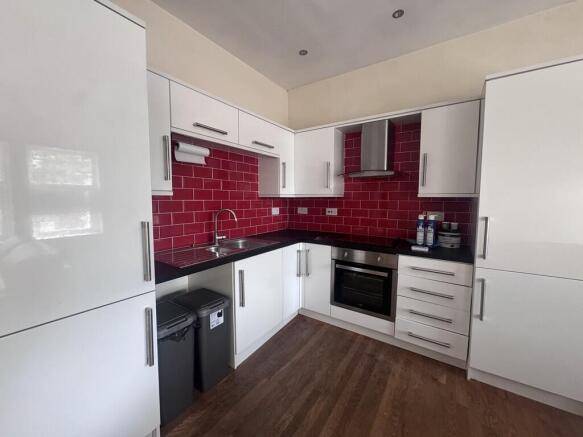 2 bed Flat to rent Image 2