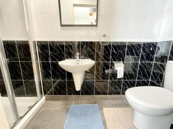 2 bed Flat to rent Image 5
