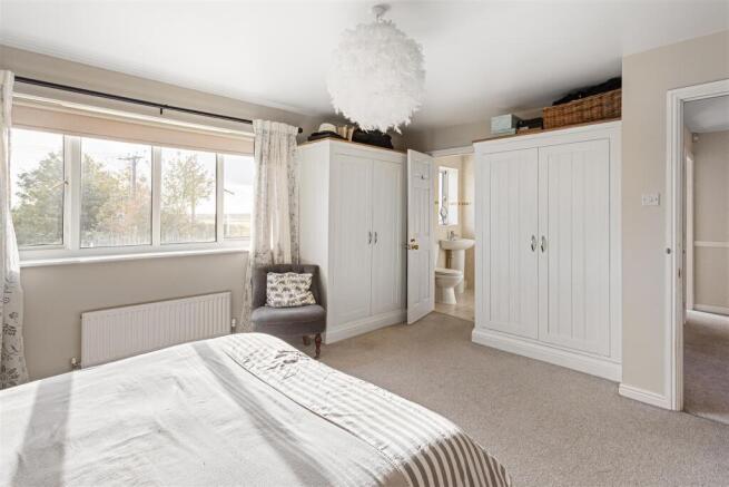 4 bed Detached for sale Image 8