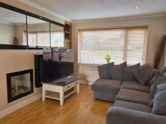 LOUNGE: