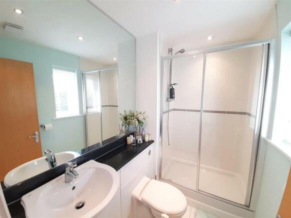 Ensuite bedroom 1.jpg