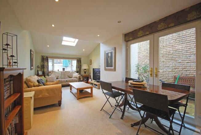 Lounge/Dining Area