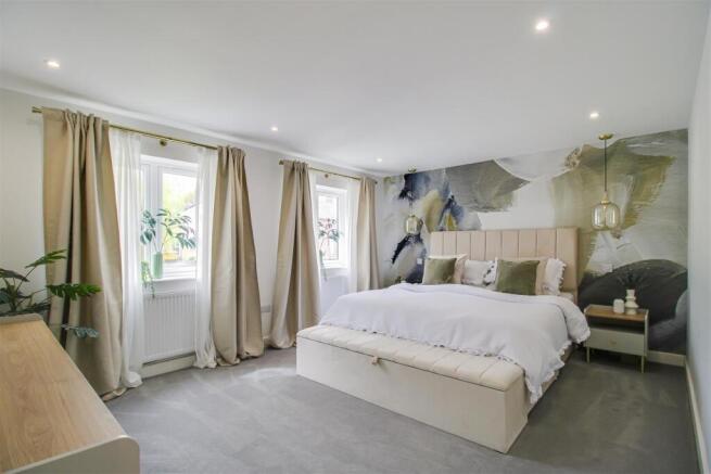 5 bed Detached for sale Image 9