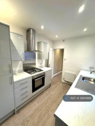 2 Bedroom Flat Newly Renovated Throughout