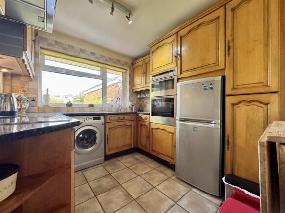 Ash Grove, Burnham-On-Crouch photo 4