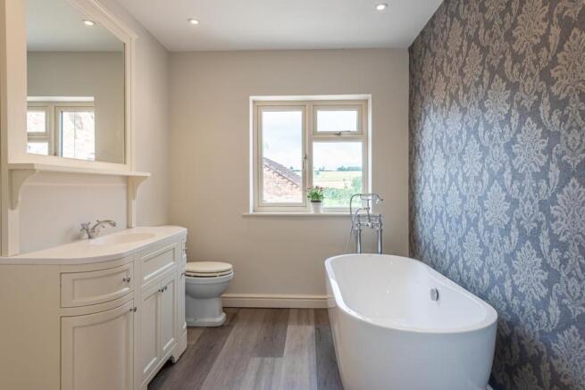 MASTER EN-SUITE