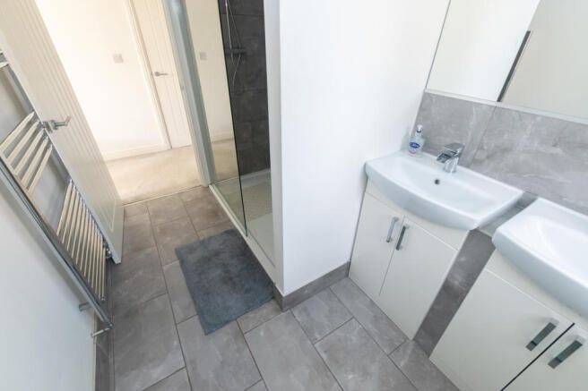Bedroom 1 Ensuite b