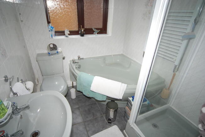 GROUND FLOOR BATH...