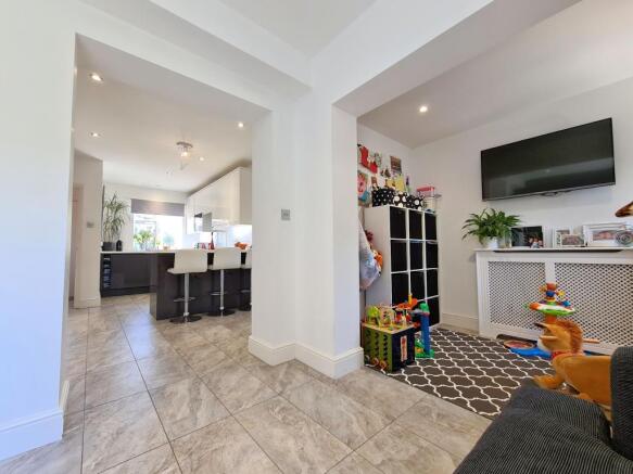 Dining/family room to kitchen