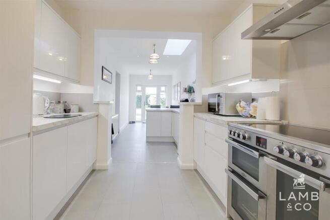 KITCHEN/DINING ROOM