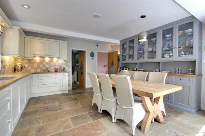 6 bed Detached for sale Image 4