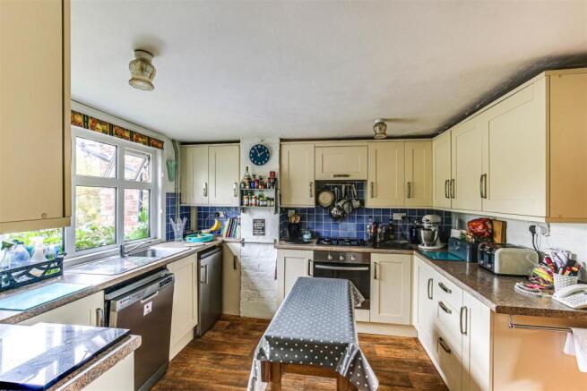 5 Kitchen.jpg