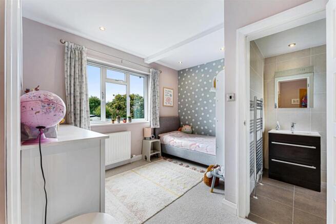 4 Fairbourne Drive-4.jpg