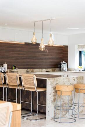 6 bed Detached for sale Image 4