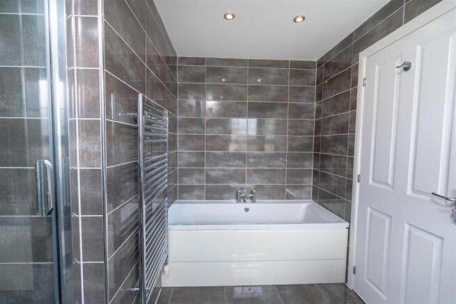 5 bed Detached for sale Image 12