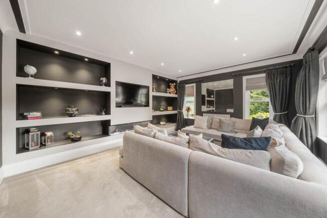 5 bed Detached for sale Image 5