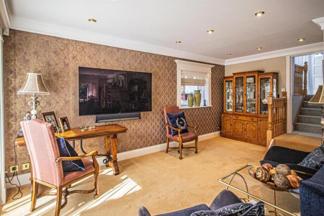 5 bed Detached for sale Image 10