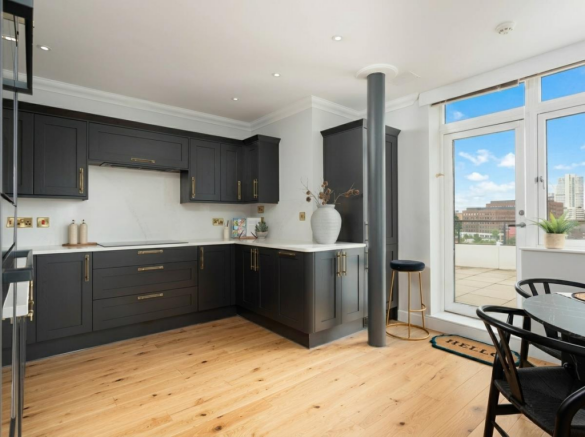 2 bed Penthouse for sale Image 3
