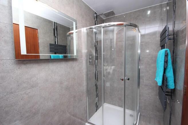 Master Ensuite Extra Photo