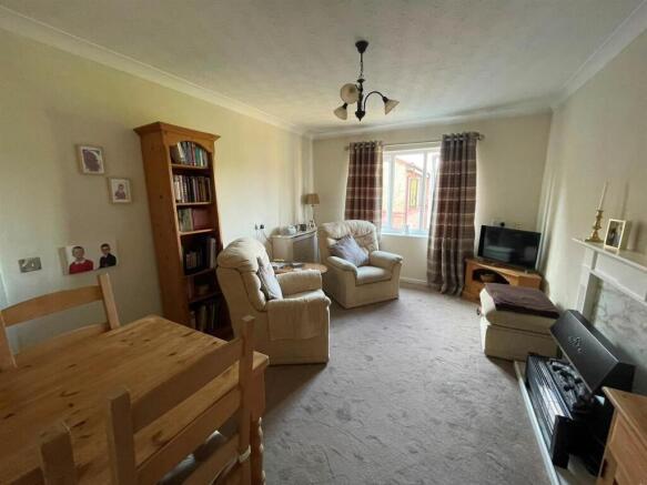 Lounge/Dining Area