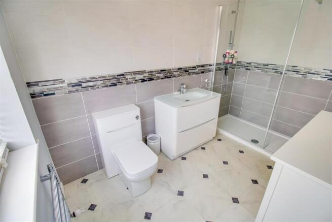 EN SUITE SHOWER ROOM/W.C.