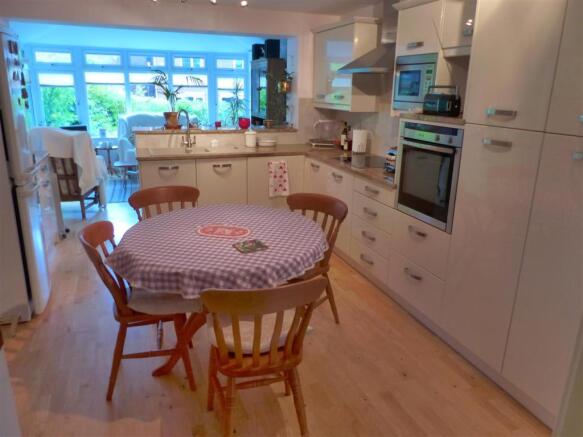 KITCHEN/BREAKFAST