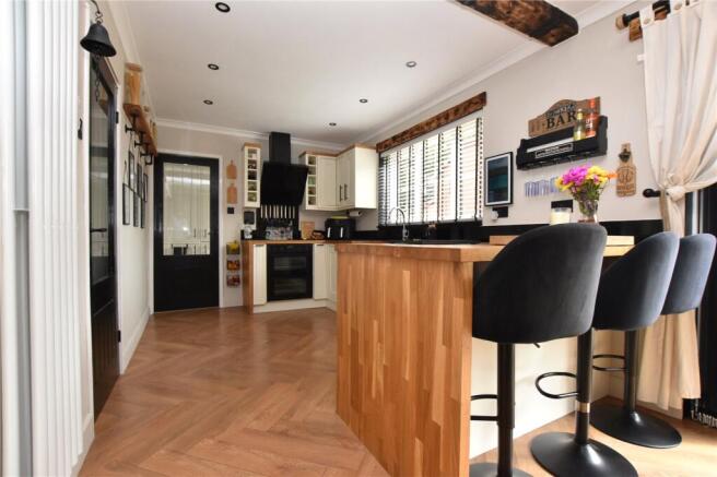 4 bed Detached for sale Image 4