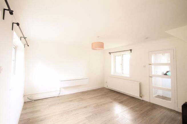 2 bed Semi-Detached to rent Image 8