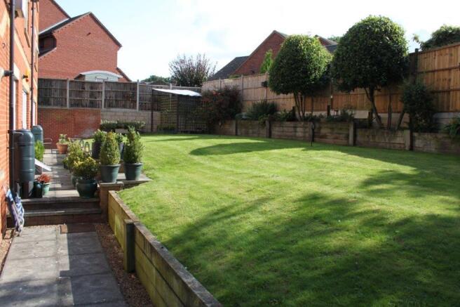 COMMUNAL GROUNDS