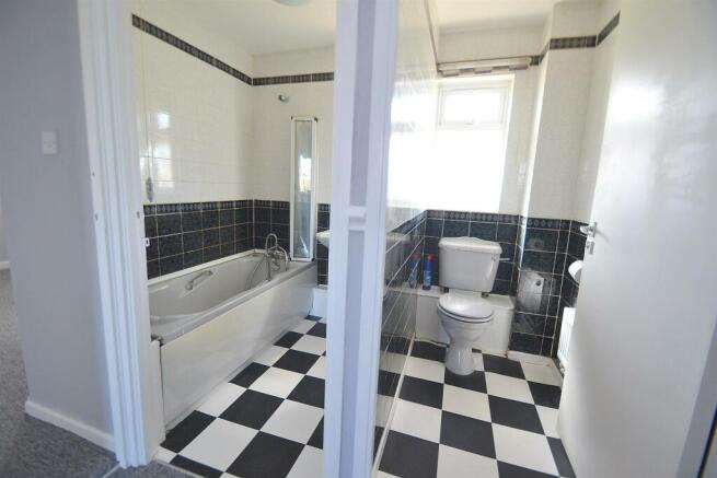 119OBSBATHLOO.JPG