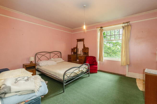 6 bed Detached for sale Image 9