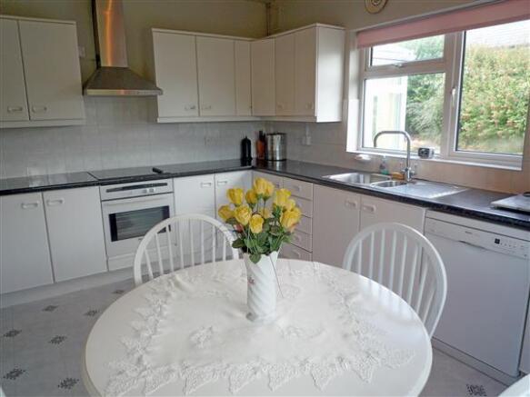 KITCHEN/BREAKFAST ROOM (Rear)
