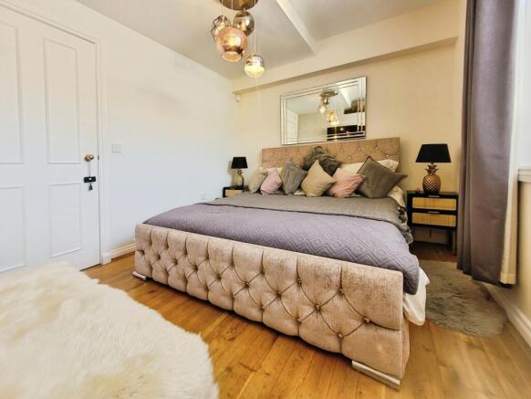 2 bed Flat for sale Image 5