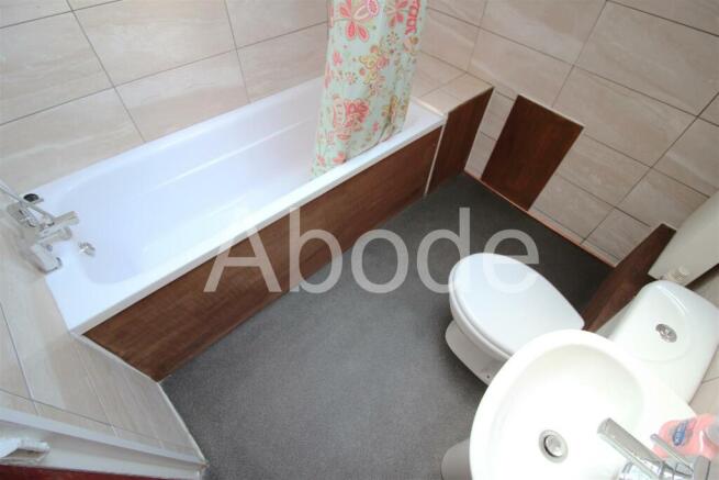 4 bed House to rent Image 12