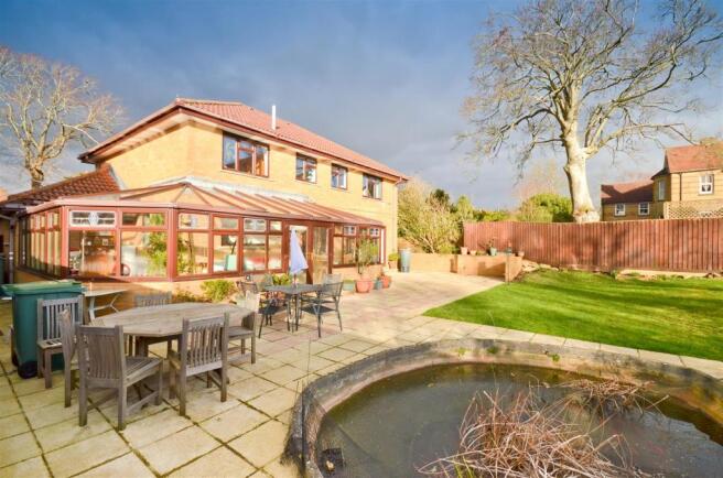 Patio and Pond Area - Newport - Isle of Wight Esta